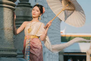 Wat Arun-fotografering i thailandsk kostyme: Bangkok, Thailand