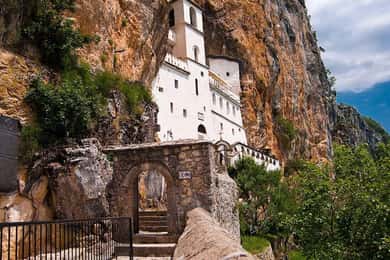 Das Ostrog-Kloster von Budva und Petrovac aus