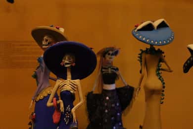 Christus de Koning Reizende mummies VS El Santo en Catrinas