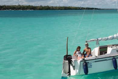 Tour in barca a vela nella laguna dei sette colori di Bacalar