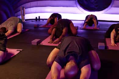 Matosinhos: Aula privada de Hot Yoga para Despedidas de Solteiro/as