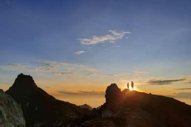 Vanuit Medan: Zonsopgangwandeling op de Sibayakberg & natuurlijke warmwaterbron