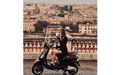 Roma: tour di 1 ora in Vespa come passeggero con guida locale