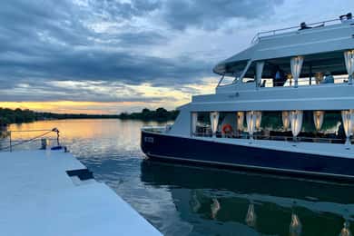 Crucero en barco : Crucero de lujo al atardecer en el Zambezi Explorer