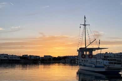 Paros: tour en barco por la bahía de Paros al atardecer con snorkel