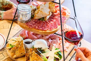 Milão: Grupo pequeno - Duomo & Rooftop, prova de vinhos & comida