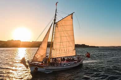 Lagos: Sonnenuntergangssegeln an Bord eines traditionellen Bootes mit Prosecco