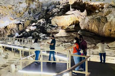 "Bustamante" Groutes Tour, met gids, transfer en tickets
