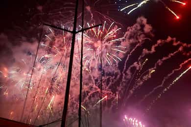 Le feu d'artifice de la Saint-Sylvestre navigue avec du vin mousseux