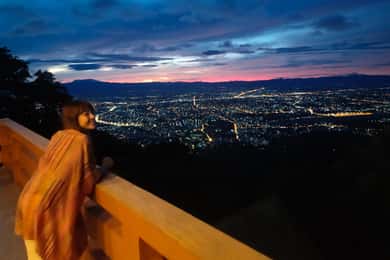 Amanecer Espiritual: Wat Doi Suthep, Pha Lat, Limosna y Meditación