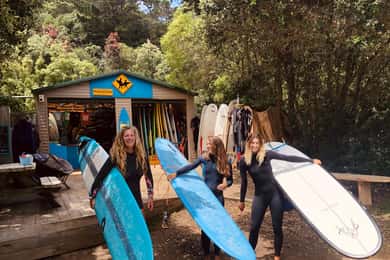 Auckland: Group Surfing Lesson with Muriwai Surf School