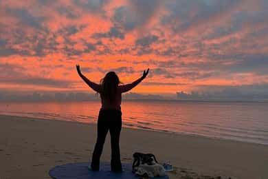 Redcliffe : cours de yoga sur la plage de Sutton's Beach