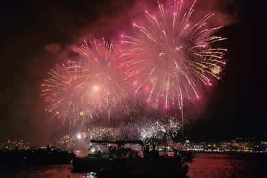 Antibes - Vuurwerk vanaf een boot en een gratis aperitief