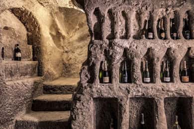 Besøg i underjordisk grotte med mad- og vinsmagning nær Asti