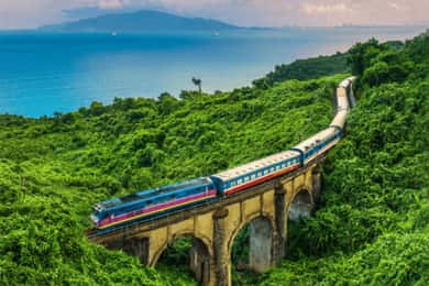 Visite privée de Hué impériale via le train du col de Hai Van