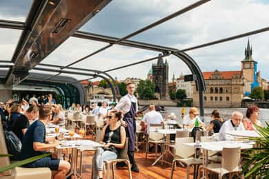 I Prag: Lunchkryssning på floden Vltava i en glasbåt med öppet tak
