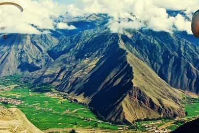 Voo de parapente pelo Vale Sagrado dos Incas