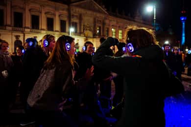 Berlim: Passeia e dança na discoteca silenciosa com os anos 80/90