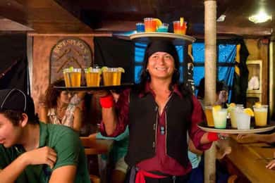 Cancún: Barco Pirata Capitán Garfio Cena Mar y Tierra