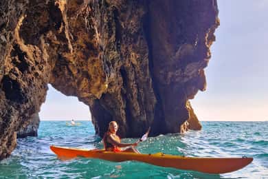 La Spezia: Tour in kayak e grotte al tramonto con bagno e aperitivo