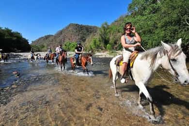 Puerto Escondido: Horseback riding to the Atotonilco hot springs.