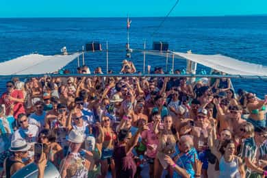 Ibiza: VIP Catamaran Party med Premium Open Bar, Paella och klubbbiljett