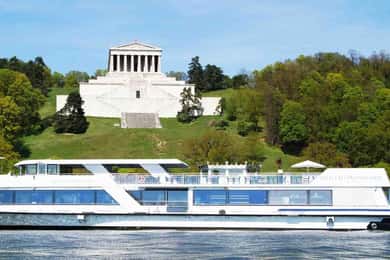 Regensburg: Sightseeing Cruise to Walhalla