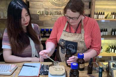 Laboratorio di creazione di profumi a Ho Chi Minh City (Saigon)