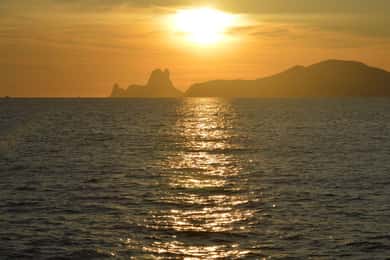 Vela ao pôr do sol na costa sul de Ibiza