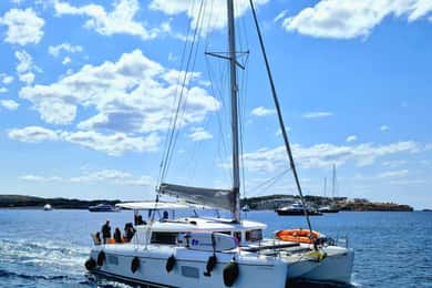 Athens: Riviera Catamaran Tour with Fresh Meal and Drinks
