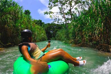 Passeio de tubulação no rio em Montego Bay