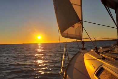 ⛵Bluemotion Lisbon⛵ : Excursion en voilier au coucher du soleil sur le Tage