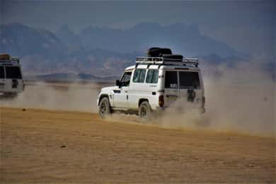 Hurghada: Jeep Safari with Camel Ride, Dinner and Show