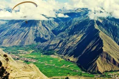 Voa de parapente sobre o Vale Sagrado dos Incas