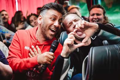 Amburgo: tour internazionale del karaoke in autobus della durata di 1,5 ore