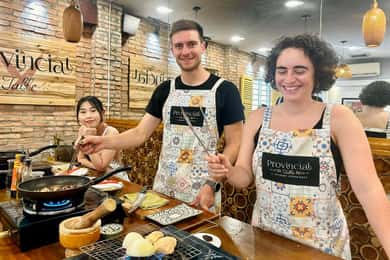Clase de Cocina Inmersiva y Visita al Mercado de BenThanh por un Chef Local