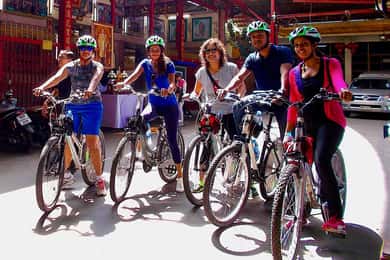 Bangkok: Tour guidato in bicicletta della cultura thailandese e della vita locale
