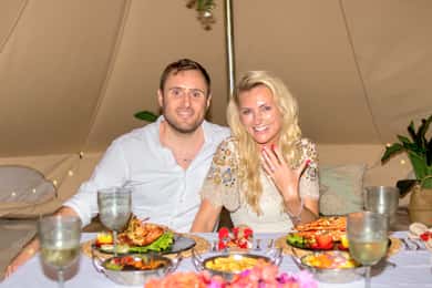 Experiência romântica ao pôr do sol com Glamping Gold Pack