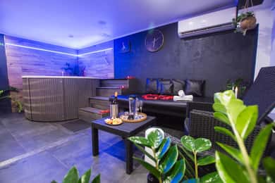 Praga: Spa privado moderno com jacuzzi e sauna