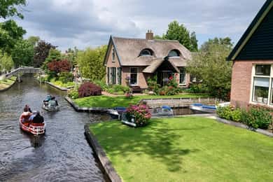 Von Amsterdam aus: Kleingruppentour Giethoorn mit Bootsfahrt