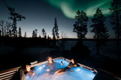 Rovaniemi: Norrskensresa med arktisk bastu och jacuzzi
