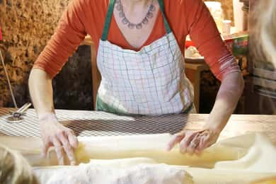 MONDSEE: The Strudelgirl - bake your Apple Strudel Dream