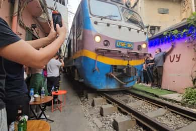 Street Food Tour with Train Street and Old Quarter