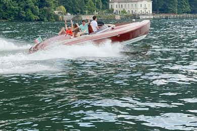 Tour privado de lujo en barco de madera por el lago de Como, de 1 o 3 horas de duración.
