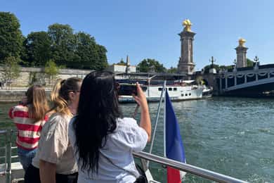 Paris: Hop-On Hop-Off Seine Cruise Pass with 9 Stops