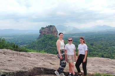 Aventura de tuk tuk de Kandy à rocha de Sigiriya