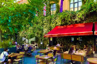 Tbilisi: Left Bank Alternative Street Food Tour with Drinks
