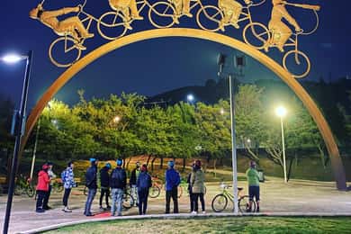 Passeio de bicicleta ao pôr do sol no rio Mapocho
