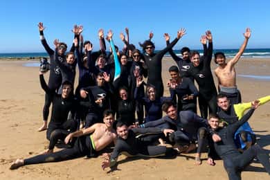 Marruecos: aprende a surfear en Agadir en un campamento de surf local.