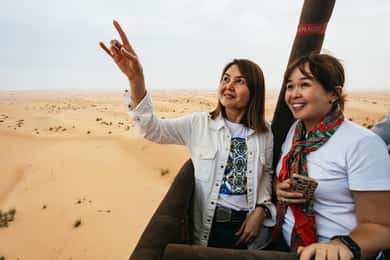 Dubai: Răsărit de soare cu balonul cu aer cald deasupra deșertului